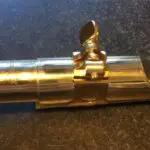 A close up of the top of a pen