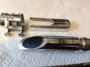 A close up of the top part of a pen